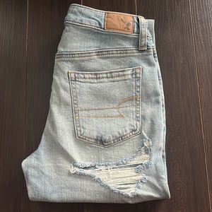 NWOT AMERICAN EAGLE Vintage hi-rise Light-wash Distressed Jeans (STRETCH)